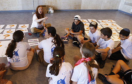 מיישמים את הידע בפעילות בנושא ציפורים באירוע הסיום. צילום: יוסי זמיר, ארכיון הצילומים של קקל