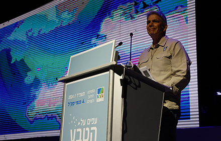 המדען הראשי של קקל דורון מרקל מברך את הצפרים הצעירים. צילום: יוסי זמיר, ארכיון הצילומים של קקל