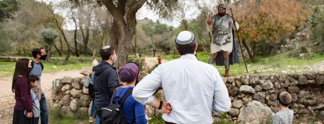 גיבורי החג באירוע חנוכה בפארק איילון. צילום: דניס צין, ארכיון הצילומים של קקל