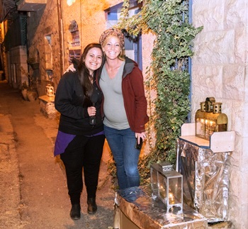 הרבה אור בסיור חנוכיות בנחלאות. צילום: דניס צין, ארכיון הצילומים של קקל