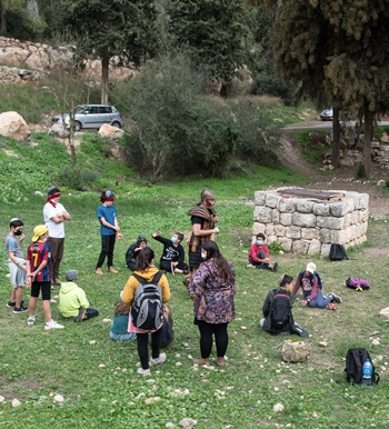 יהודה המכבי מספר על גבורת המכבים. צילום: דניס צין, ארכיון הצילומים של קקל