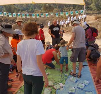 משחקים בסוכה. צילום: ער בן דוד ויובל ברוכיאן, קקל