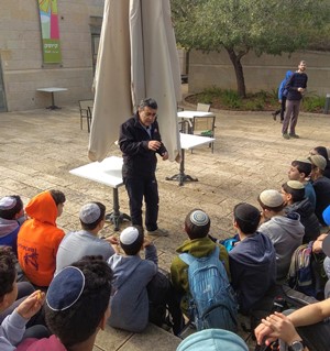 עמיר ביראני עם תלמידי ישיבת נתיבות דרור. צילום: ענת הופמן, קקל