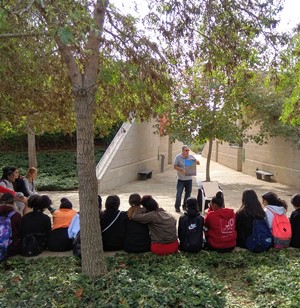 צביקה גוטליב מספר לצועדים את סיפור פציעתו. צילום: ענת הופמן, קקל