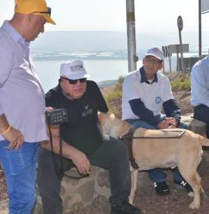 הצועדים שצעו סיפורים מפי פצועי צהל. צילום: מיכאל חורי, ארכיון הצילומים של קקל