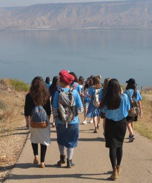 גאוות מדינת ישראל. צועדים מול הכנרת. צילום: מיכאל חורי, ארכיון הצילומים של קקל