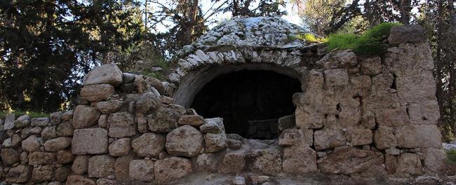 חורבת הגרדי, קברות המכבים. צילום: יעקב שקולניק, ארכיון הצילומים של קקל