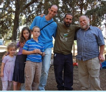 ישי גרוסמן, נינו של רב המושבה, ושלושת ילדיו, עם ברוך השכל, מדריך קקל (מימין) ומדריך השלח בבית הספר הרב-תחומי. צילום: שלום קול-אל