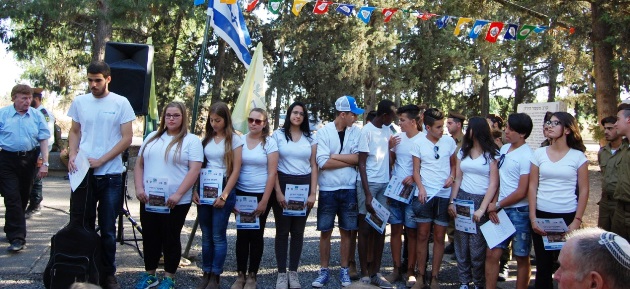 תלמידי בית הספר הרב-תחומי עש מנחם בגין בצפת בטקס. צילום: שלום קול-אל