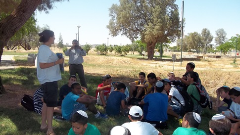 למדו על הנגב דרך החוויה. תלמידי ישיבת אמית בסיור של קק''ל. צילום באדיבות קק''ל