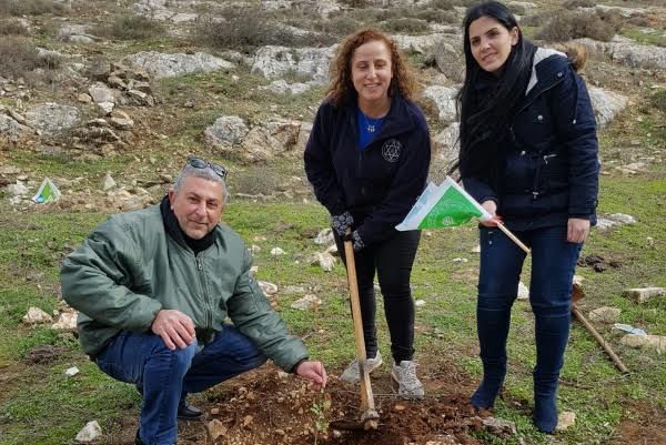 בני הנוער בנטיעות מוקדמות. צילום: רים דגש קק"ל