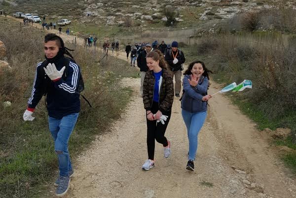 בני הנוער בנטיעות מוקדמות. צילום: רים דגש קק"ל
