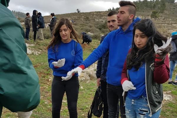 בני הנוער בנטיעות מוקדמות. צילום: רים דגש קק"ל