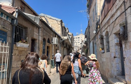 סיור בנחלאות. צילום: אדוה קימלפלד, ארכיון הצילומים של קקל