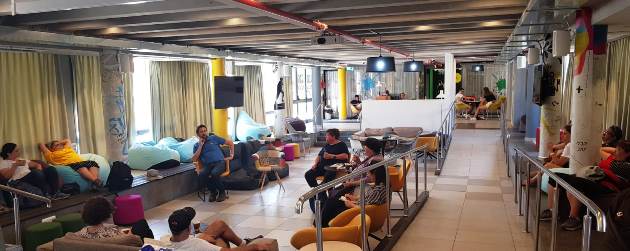 קמפוס לימודי סביבה בשיחה במשתלה בגולני עם מנהל משתלת לביא, הירוי. צילום: מיכל אלקלעי