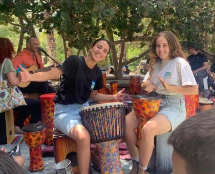 בנות שנת השירות של קקל בסדנת דרבוקות. צילום: חן טסלר