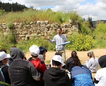 יושבים ביחד ומאזינים להסברים. צילום: יואב דביר 