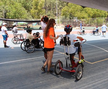 ועכשיו רוכבים על אופניים בעזרת המתנדבים. צילום: יואב לין