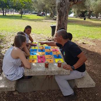 נהנים ממשחקים בחיק הטבע. צילום: לימור לטי, שי לביא