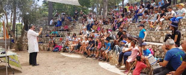 מה עושים עכשיו? משתתפים בפעילות מדעית. צילום: לימור לטי, שי לביא