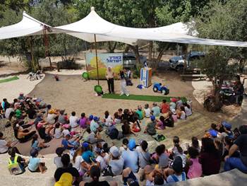 צופים בהצגה ולומדים על הקמת המדינה. צילום: לימור לטי, שי לביא