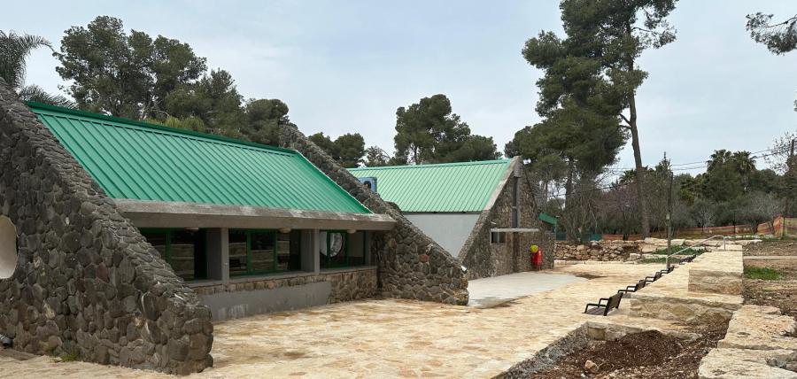 חדר האוכל במרכז שדה ויער לביא. צילום: אדוה שחר, ארכיון הצילומים של קקל