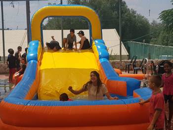 מצטננים ונהנים במתקנים המתנפחים. איזה כיף. צילום: רוני אוזן