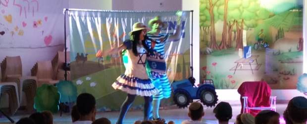 מה עכשיו? נהנים מההצגה אושרית מטיילת באי. צילום: נחמה כהן