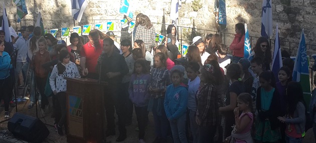 ילדי עולים בחגיגת בני מצווה עם אציל בירושלים