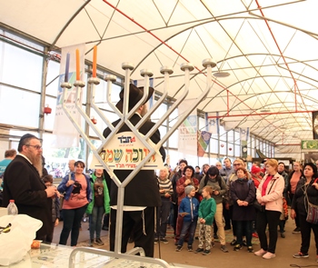 נר לי דקיק. מדליקים בצוותא נר שלישי של חנוכה. צילום: לילך וייס