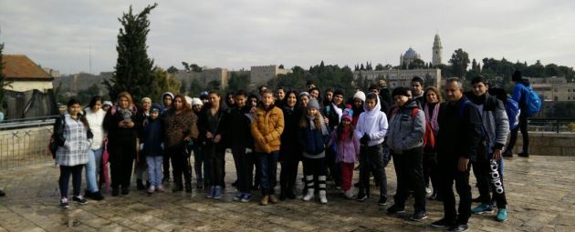 הבנים הניחו תפילין והבנות הכינו פמוטים. בני העדה בירושלים. צילום: אלישבע אמסלם