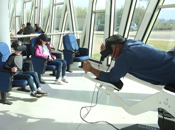 מתנסים בפעילות מציאות מדומה במרכז המבקרים החדש. צילום: לילך וייס