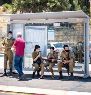 גם חיילי צהל נהנו מצ'ופרים. צילום: איציק פלאצ'י, קקל