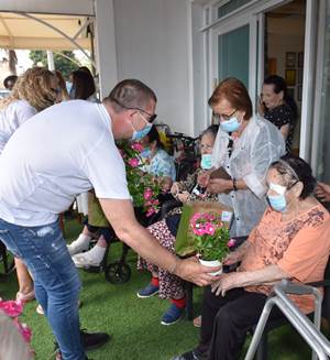 משמחים את הקשישים. צילום: איציק פלאצ'י, קקל