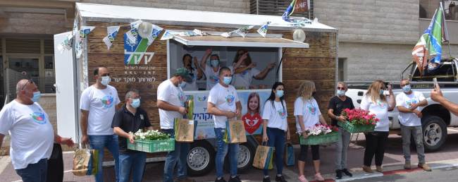 העובדים עם המתנות וקרוון האהבה. צילום: איציק פלאצ'י, קקל