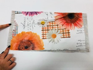 הבדים לתיק: בד מרובע ושעוונית. צילום: רונה הדר