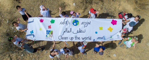 מנקים את ירוחם. יום הניקיון הבינלאומי 2015. צילום: אדי ישראל