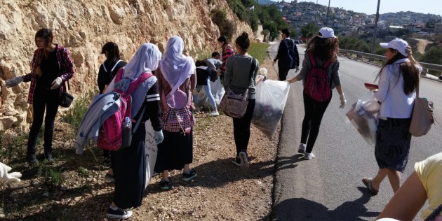 מנקים את האזור. יום הניקיון 2015 בבית ג'אן. צילום: רים דגש