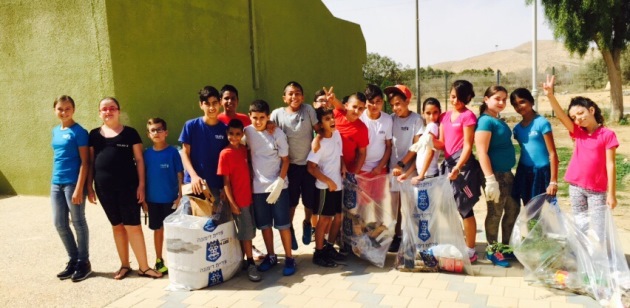 אספו אשפה ולכלוך מהשטחים הפתוחים: תלמידי דימונה. צילום: נעם תמיר