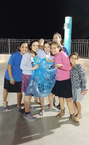 בנות תנועות הנוער באפרת בניקיונות. צילום באדיבות מחלקת הנוער באפרת