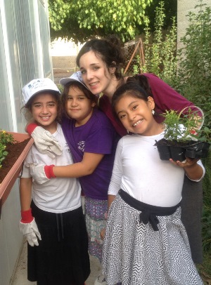 ילדי אפרת שותלים גינה קהילתית, צילום באדיבות יהודית אפללו