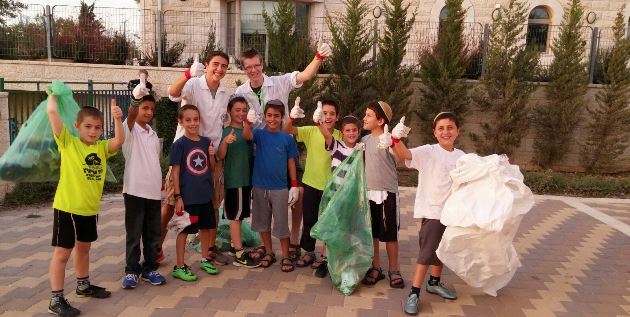 הנוער מנקה: חניכי תנועות הנוער באפרת במהלך יום הניקיון. צילום באדיבות מחלקת הנוער אפרת