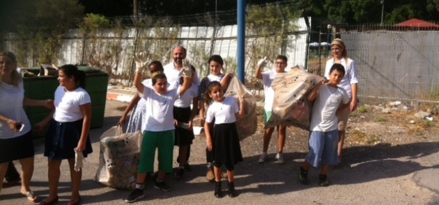 ילדי בית ספר מאיר והמחנכים. דאגנו של העיר תהיה נקייה ויפה. צילום: אילת מידן