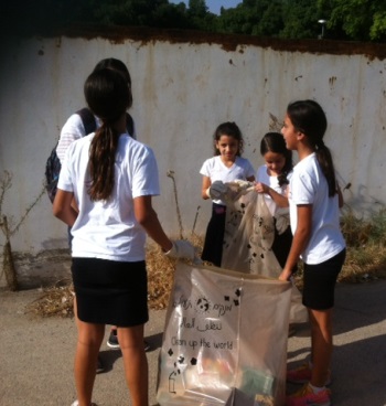 מנקים ומתחברים לטבע. תלמידי מאיר. צילום: אילת מידן