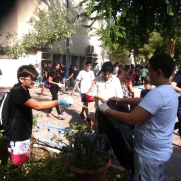 תלמידי אורט כללי מנקים את בית הספר. צילום: אילת מידן