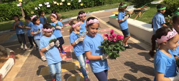 מנקים ומטפחים את טירה. צילום: קקל