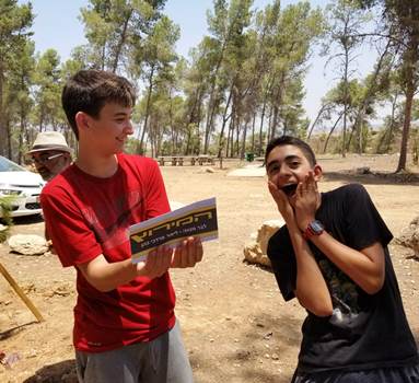 מעטפת המשימה השנייה. מה בפנים? צילום: פולה כהן, קקל