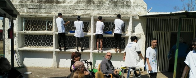 בני הנוער משפצים את הבניין מהחוץ.