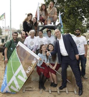 יור קקל דני עטר עם המתנדבים בלוד. צילום: חיים ורסנו, ארכיון הצילומים של קקל