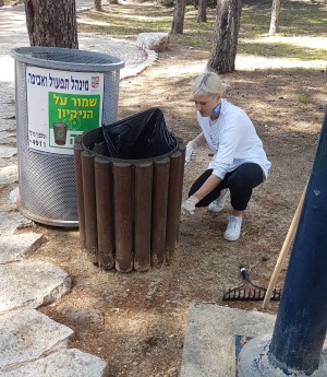 גם את הפחים צריך לצבוע. צילום באדיבות קרן גאון מזוז
